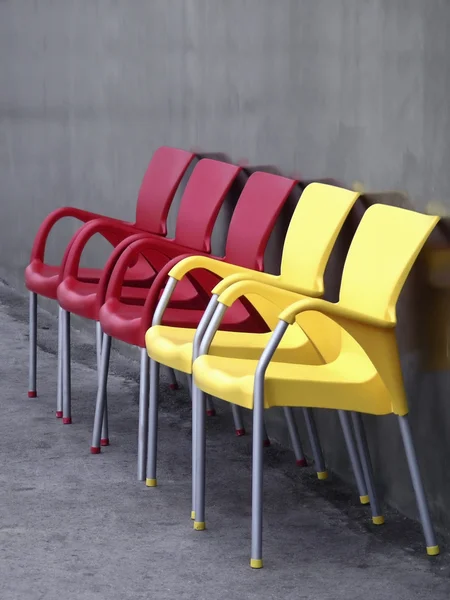 Kırmızı ve sarı sandalyeler — Stok fotoğraf