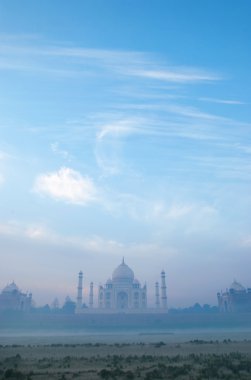 Taj mahal gökyüzü ile bir siste