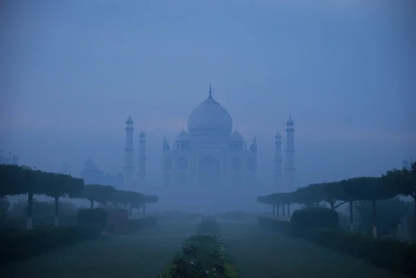 泰姬陵在雾中 — 图库照片