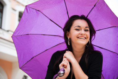 şemsiye ile gülümseyen kız