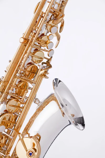 Саксофон изолирован на белом — стоковое фото