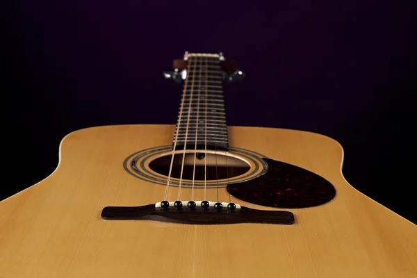 Akustisk gitarr isolerad på svart — Stockfoto
