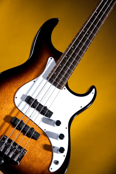 E-Bass-Gitarre auf Gold — Stockfoto