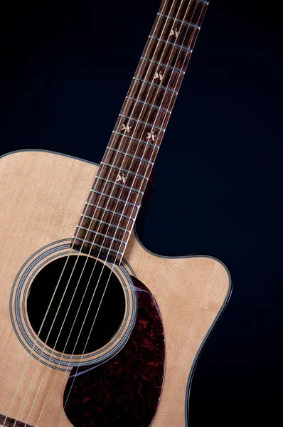 Akustische Gitarre isoliert auf schwarz — Stockfoto