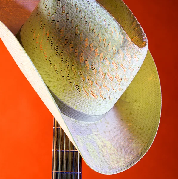 Cowboy hoed met gitaar op goud — Stockfoto