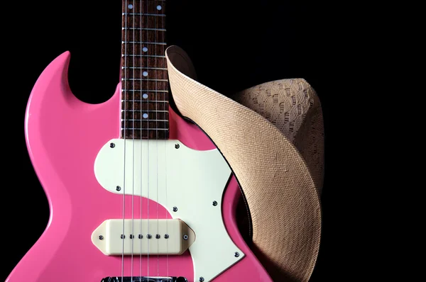 Kytara růžový klobouk izolovaných na černém — Stock fotografie