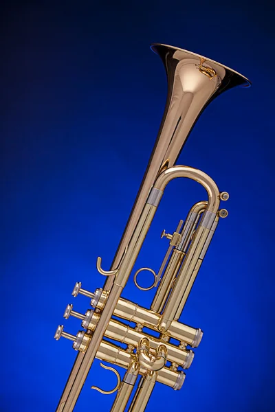 Trompeta aislada en azul — Foto de Stock