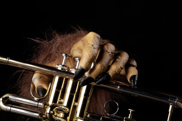 Halloween trompeta monstruo mano — Foto de Stock