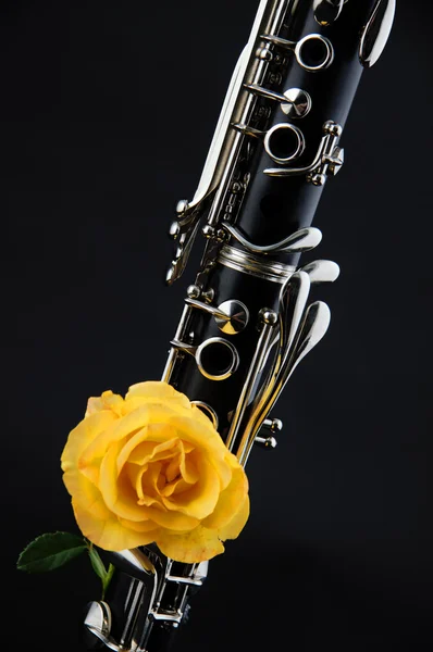 单簧管黄玫瑰隔离在黑色 — 图库照片