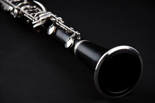 Clarinete aislado en negro — Foto de Stock