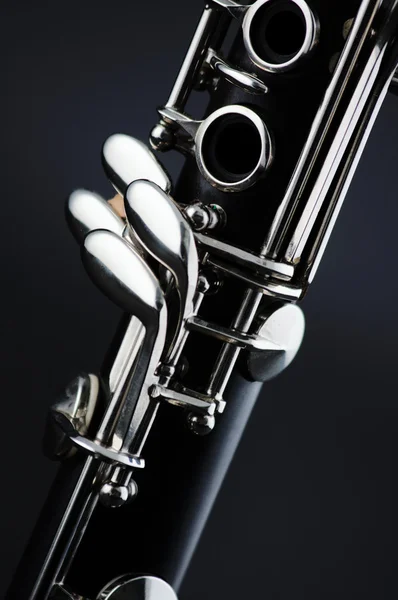 Clarinete isolado em preto — Fotografia de Stock