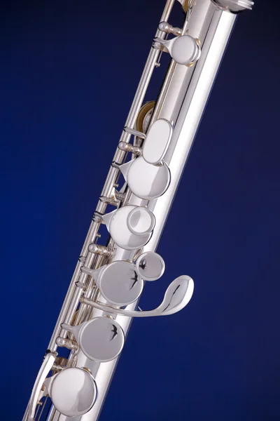 Срібна флейта ізольована на синьому — стокове фото