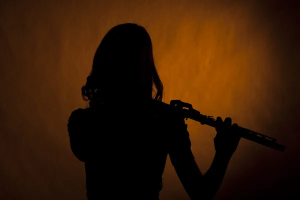 Joueuse de flûte fille adolescente Silhouette sur jaune — Photo