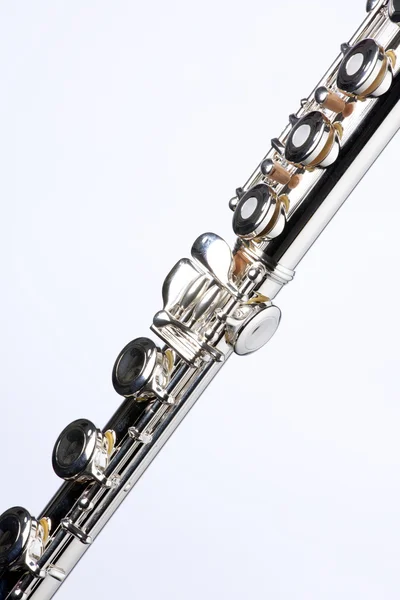 Серебряные ключи флейты, изолированные на белом — стоковое фото