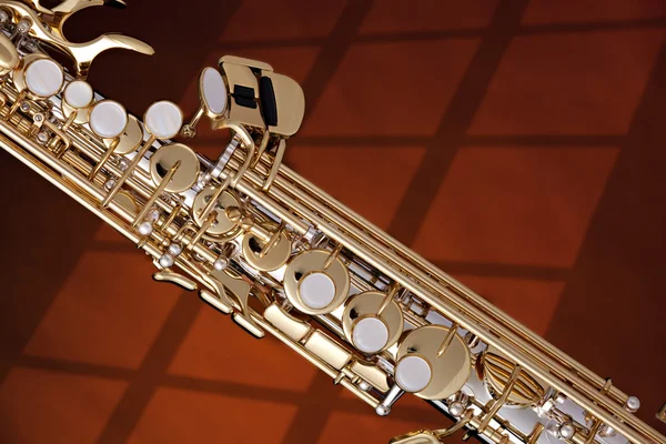 Saxophone soprano isolé contre l'or — Photo