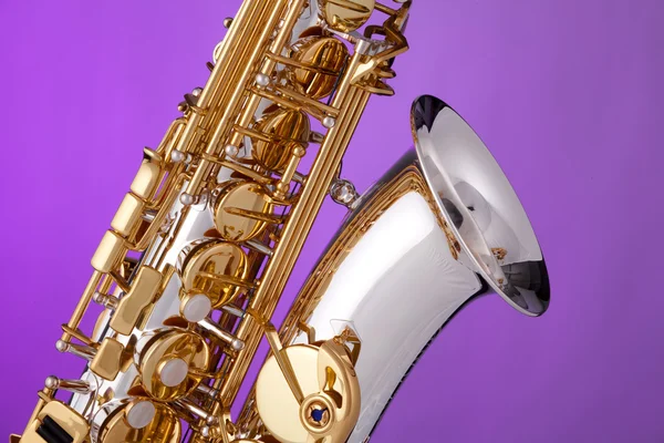 Альт-саксофон ізольовані на рожевий — стокове фото