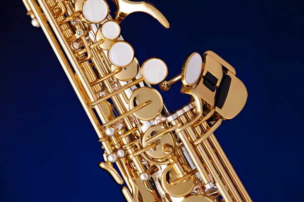 Saxofone soprano isolado em preto — Fotografia de Stock