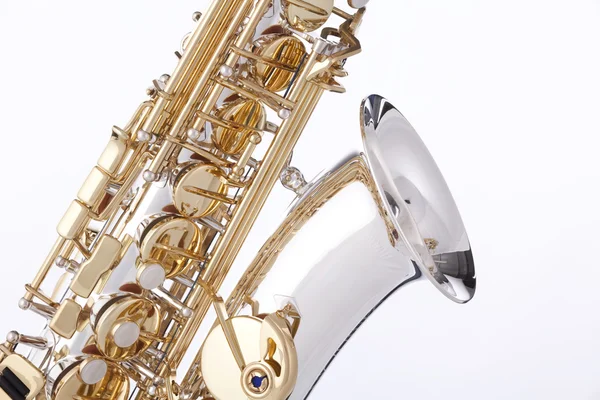 Saxofon på vit bakgrund — Stockfoto