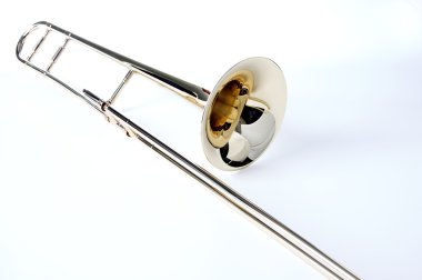 Gümüş trombon üzerinde beyaz izole