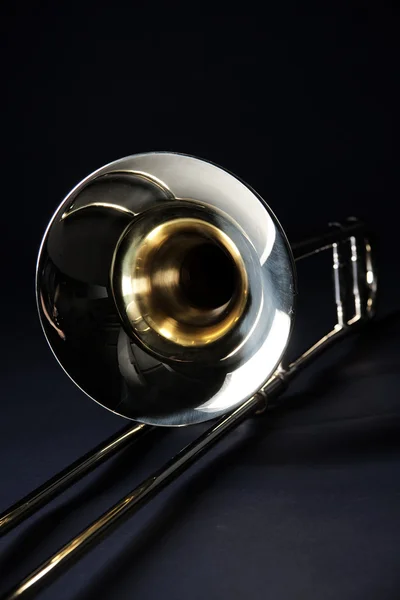Trombone isolado em fundo preto — Fotografia de Stock