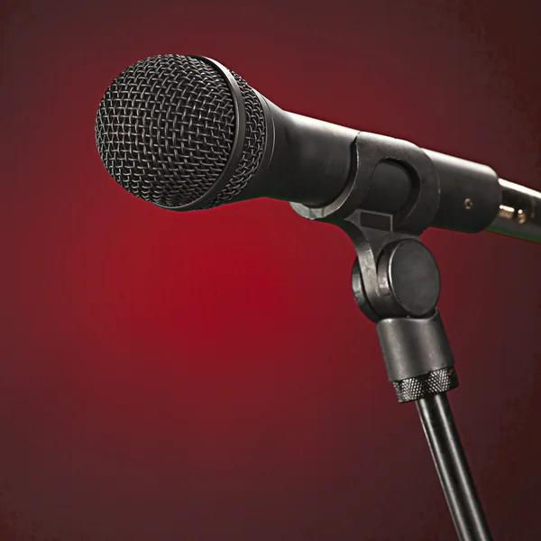 Micrófono aislado sobre fondo rojo — Foto de Stock
