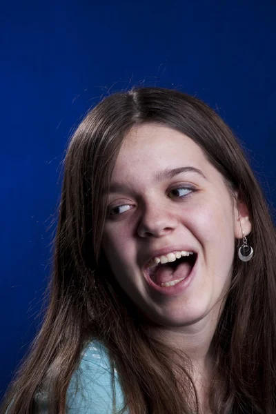 Tonårig flicka skratta över hennes axel — Stockfoto