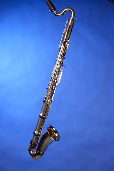 Clarinetto basso isolato su blu — Foto Stock