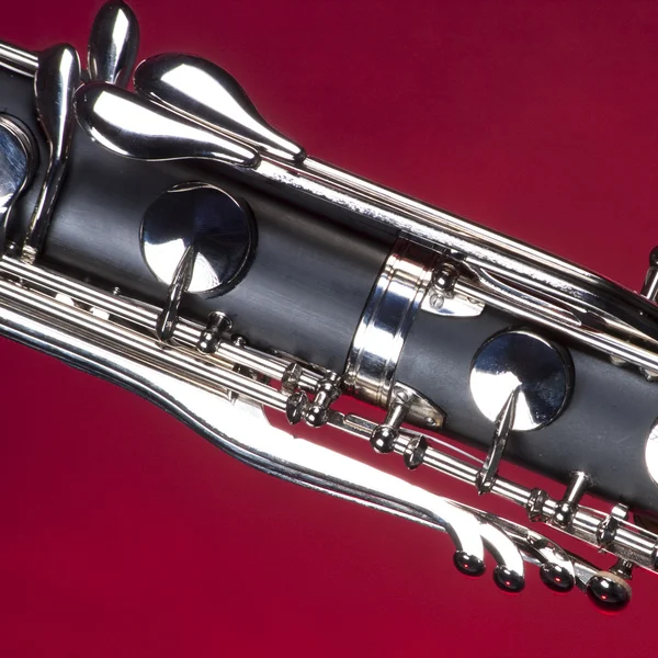 Claves bajo clarinete aislado en rojo — Foto de Stock