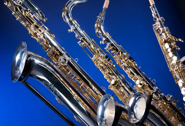 Quatro saxofones em azul — Fotografia de Stock