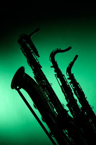 Saxofones em silhueta contra verde — Fotografia de Stock