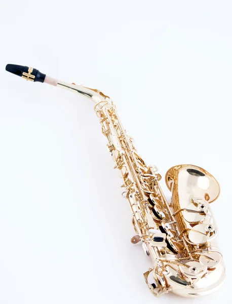 Альто-саксофон на белом фоне — стоковое фото