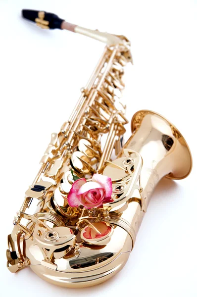 Золотой саксофон с розовой розой на белом — стоковое фото