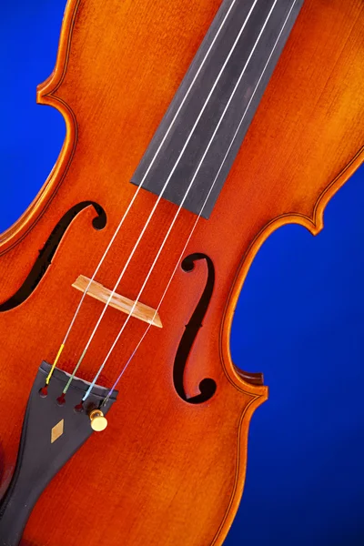 Keman viola vücut üzerinde mavi izole — Stok fotoğraf