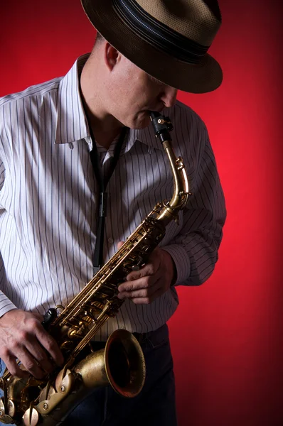Jugador de saxofón en rojo Fotos De Stock