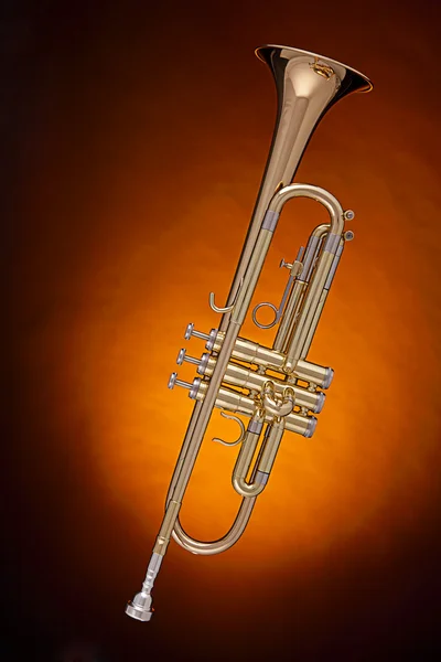 Guld trumpet isolerad på spotlight — Stockfoto