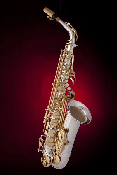 Saxofone em holofotes vermelhos — Fotografia de Stock