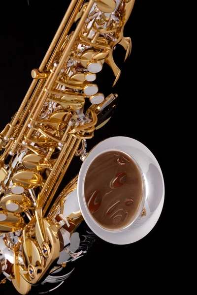 Saxophon auf schwarzem Hintergrund — Stockfoto