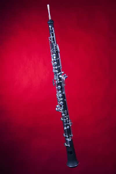 Oboe aislado sobre fondo rojo — Foto de Stock