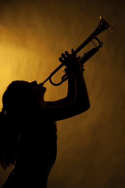 Tienermeisje trompettist in silhouet — Stockfoto