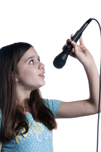 Tonårig flicka sjunger på vit — Stockfoto