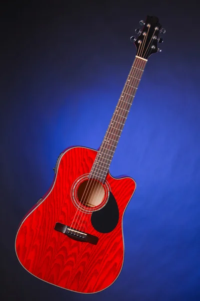 Akustická kytara izolovaných na modré — Stock fotografie
