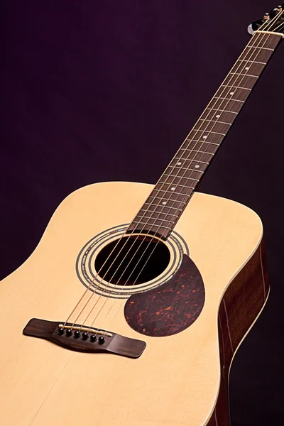 ブラックで隔絶されたアコースティックギター — ストック写真