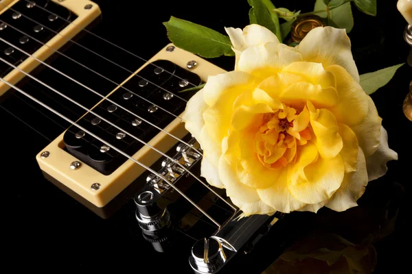 Gele roos zwarte elektrische gitaar — Stockfoto
