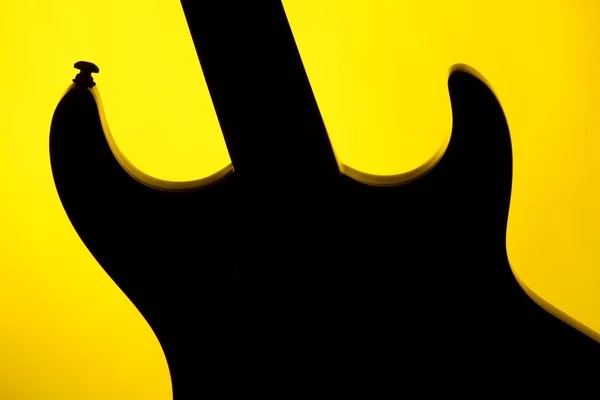 Gitaar silhouet geïsoleerd op geel — Stockfoto