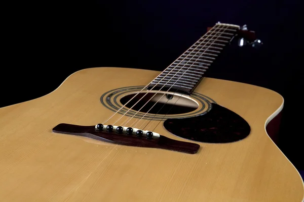 Close-up ακουστική κιθάρα στο μαύρο — Φωτογραφία Αρχείου