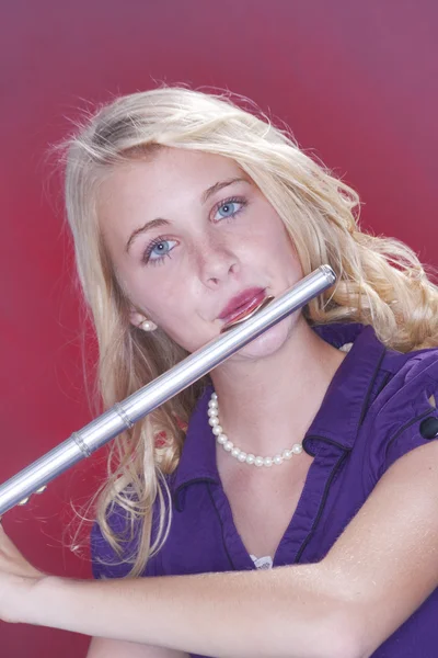 Fluter jogador músico adolescente no vermelho — Fotografia de Stock