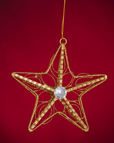 Estrella del árbol de Navidad aislada en rojo —  Fotos de Stock