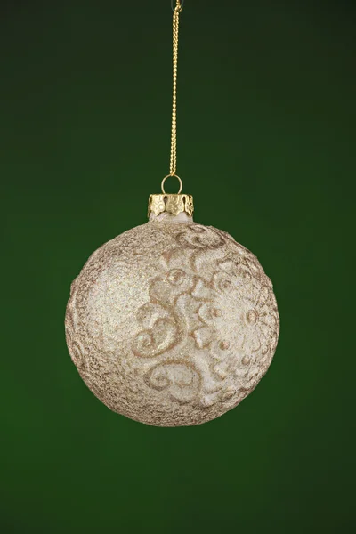 Рождественский орнамент на зеленом — стоковое фото