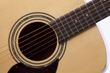 Gitar Akustik izole beyaz kapatın