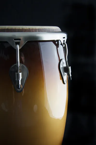 Латинська Конг барабана ізольовані на чорному — стокове фото